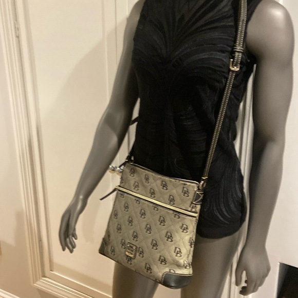 Dooney and Bourke crossbody bag - Picture 2 of 6